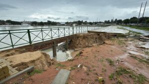 Calçada desaba em lagoa de captação no conjunto Santarém, Natal, após fortes chuvas