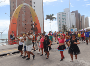 Carnacida leva alegria e serviços de saúde para as ruas de Mãe Luiza