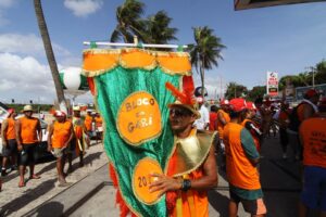 Carnaval de Natal se estende na Quarta-Feira de Cinzas com Bloco dos Garis e Baiacu na Vara