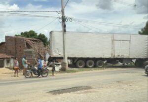 Carreta desgovernada destrói casa de shows em Carnaubais, RN; ninguém ficou ferido