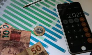 Endividamento em Natal: Proporção de famílias com dívidas tem leve queda em abril de 2025, mas ainda supera média nacional