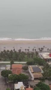 Engorda da Praia de Ponta Negra em Natal volta a alagar após fortes chuvas