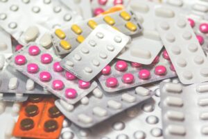 Farmacêuticos poderão prescrever medicamentos, inclusive controlados, a partir de 2025