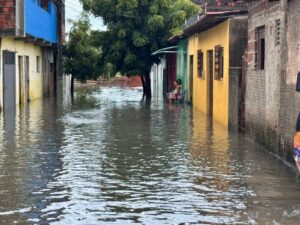 Fortes chuvas em Natal causam alagamentos, transbordamento de lagoas e transtornos à população