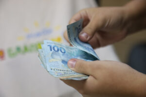 Governo do RN injeta R$ 596 milhões na economia com pagamento de servidores em março