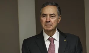 Julgamento sobre tentativa de golpe de Bolsonaro deve ocorrer ainda em 2024, diz Barroso