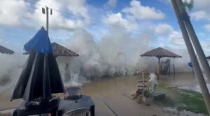 Maré alta causa estragos no litoral do RN: ninhos de tartarugas e barracas destruídas