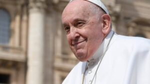 Papa Francisco segue em tratamento para pneumonia com ventilação assistida
