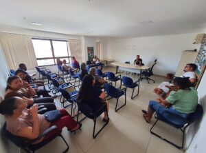 Prefeitura de Natal orienta quiosqueiros da Redinha sobre normas de uso e cardápio digital
