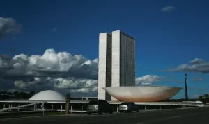 Redistribuição de Cadeiras na Câmara dos Deputados: Propostas em Debate Visam Adequar Representação ao Censo 2022