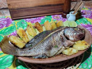 Tilápia ao forno com macaxeira: receita fácil para o almoço de domingo