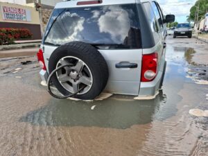 Cratera engole carro em Natal após rompimento de tubulação da Caern