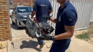 Investigadores analisam destroços de girocóptero que caiu no RN; painel é enviado para perícia