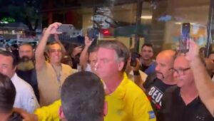 Jair Bolsonaro deixa hospital em Natal e é transferido para Brasília para possível cirurgia