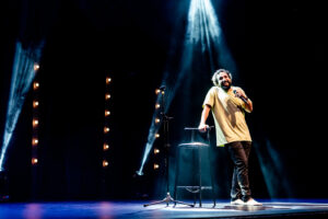 Murilo Couto aborda vida de casado em show de stand-up em Natal
