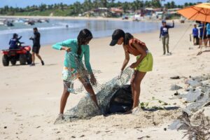 Mutirão recolhe mais de 400 kg de lixo em praias da Grande Natal; Plástico lidera resíduos