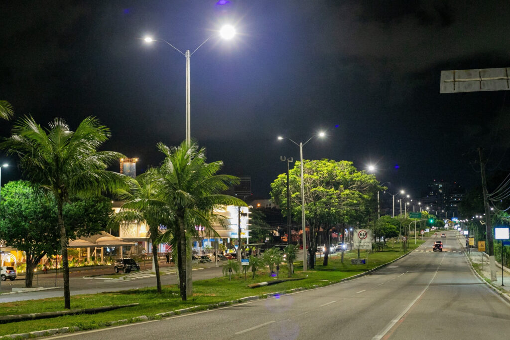 Avenida Roberto Freire recebe reforço na iluminação pública com luminárias de maior potência