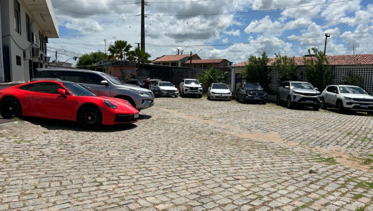 Polícia do RN apreende carros de luxo em operação contra grupo de estelionato e lavagem de dinheiro
