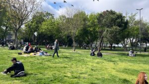 Publicitária brasileira relata momentos de tensão durante terremoto em Istambul
