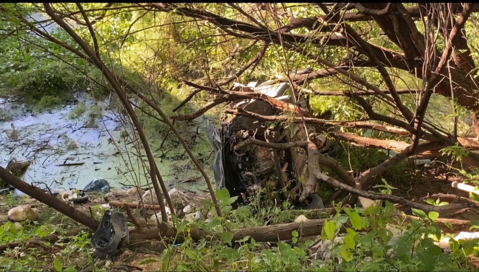 Duas pessoas morrem e uma perde braço após colisão que fez carro cair de ponte em Mossoró