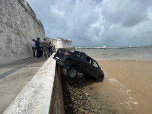 Carro é encontrado pendurado em passarela do Forte dos Reis Magos, em Natal