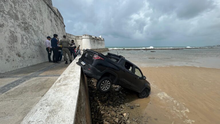 Carro é encontrado pendurado em passarela do Forte dos Reis Magos, em Natal