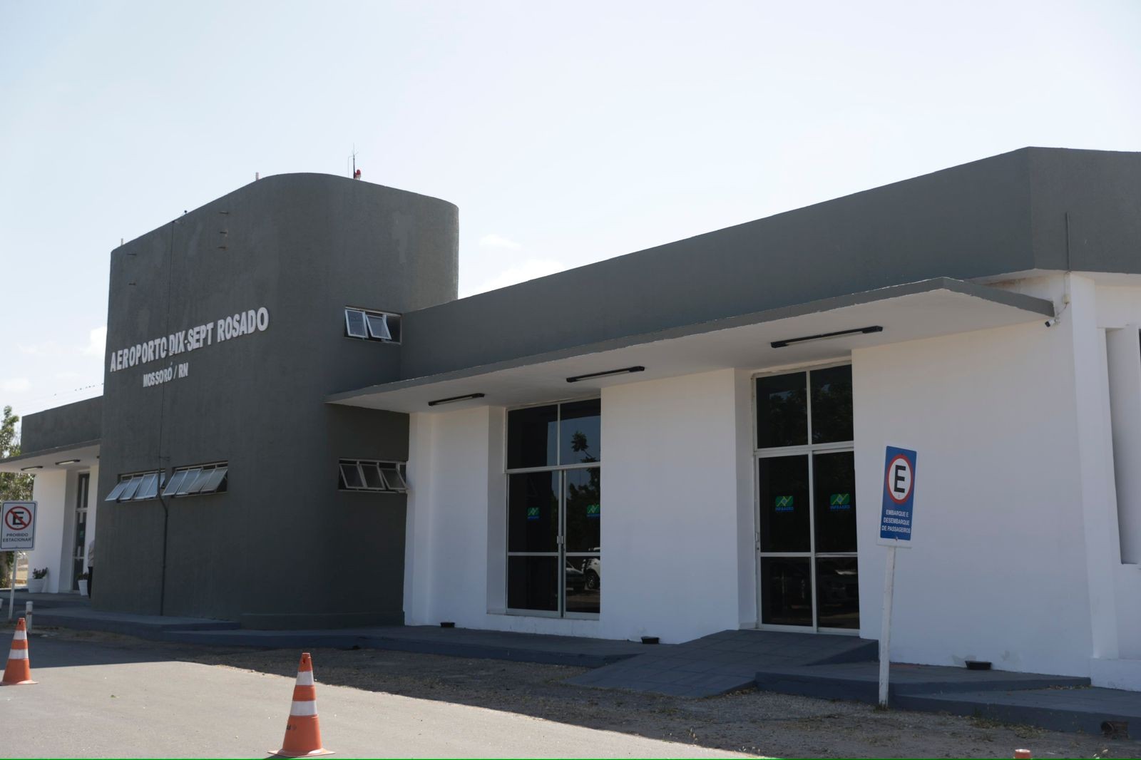 Companhias aéreas cancelam voo sem avisar e são condenadas a indenizar passageiro no RN