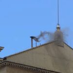 Conclave no Vaticano: Fumaça preta indica ausência de consenso na eleição do novo Papa
