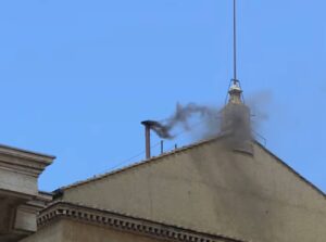 Conclave no Vaticano: Fumaça preta indica ausência de consenso na eleição do novo Papa