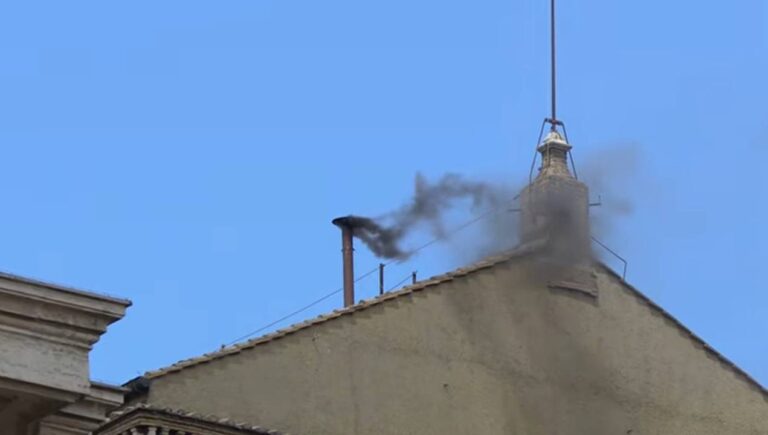 Conclave no Vaticano: Fumaça preta indica ausência de consenso na eleição do novo Papa