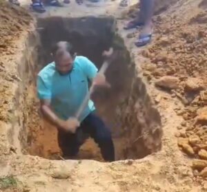 Filho cava cova para enterrar pai em cemitério público do RN