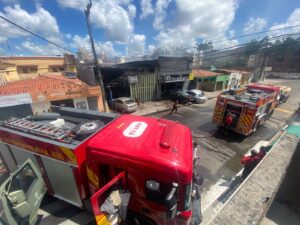 Incêndio de grandes proporções destrói sucata em Parnamirim, RN