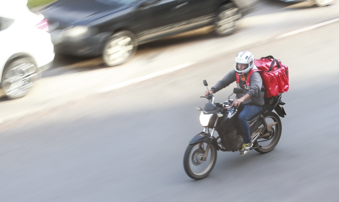 Justiça condena plataforma de entregas a indenizar motorista desligado sem justificativa