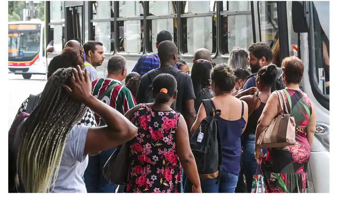 Desemprego atinge 7% no primeiro trimestre, menor taxa para o período desde 2012, aponta IBGE